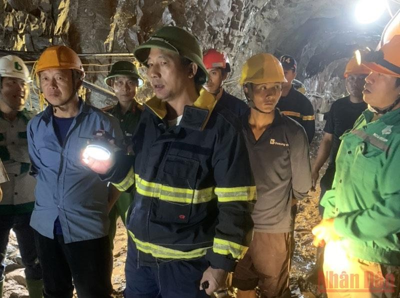Cảnh sát Phòng cháy chữa cháy Công an tỉnh Điện Biên cùng các lực lượng cứu hộ lên phương án tìm kiếm người bị nạn.