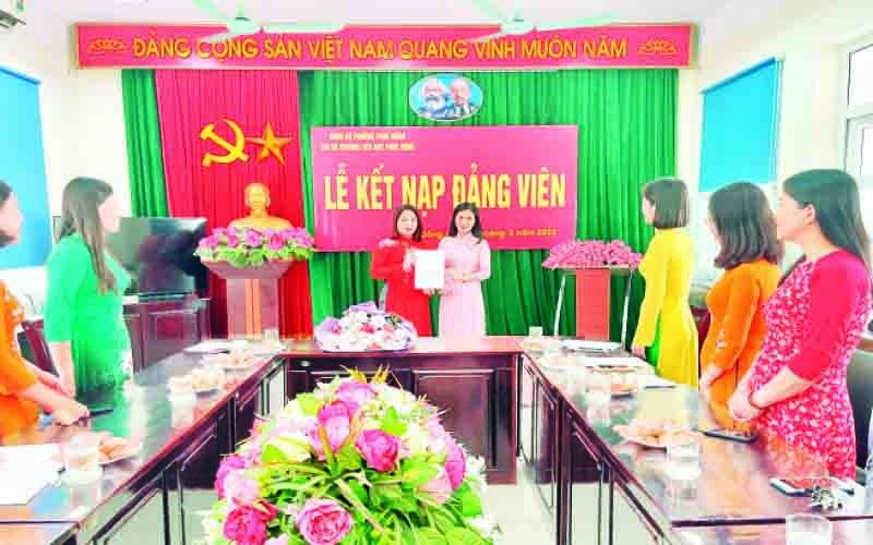 Lễ kết nạp đảng viên mới tại Chi bộ Trường tiểu học Phúc Đồng, phường Phúc Đồng, quận Long Biên. (Ảnh HỒNG HẠNH)