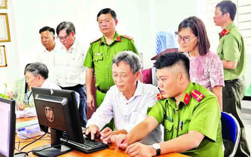 Người dân tại chung cư 43 Hồ Văn Huê, Phường 9, quận Phú Nhuận được hướng dẫn thực hiện dịch vụ công trực tuyến.