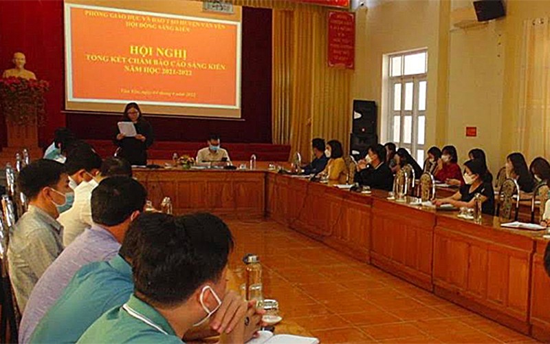 Hội nghị tổng kết chấm báo cáo sáng kiến năm học 2021 - 2022 của Phòng GD&ĐT huyện Văn Yên. Ảnh: baoyenbai.com.vn.