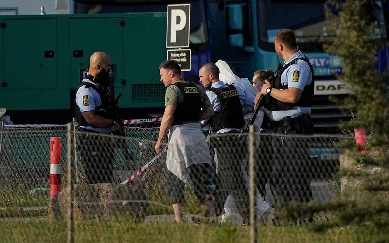 Cảnh sát Đan Mạch bắt giữ 1 người (mặc đồ bảo hộ màu trắng) bên ngoài trung tâm mua sắm Field’s sau vụ nổ súng ngày 3/7/2022. (Ảnh: Ritzau Scanpix/REUTERS)