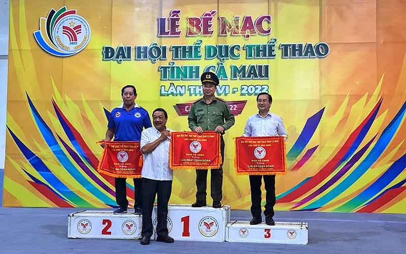 Đại diện Ban Tổ chức trao cờ thi đua cho các đơn vị đạt thành tích cao toàn đoàn tại Đại hội Thể dục Thể thao tỉnh Cà Mau.