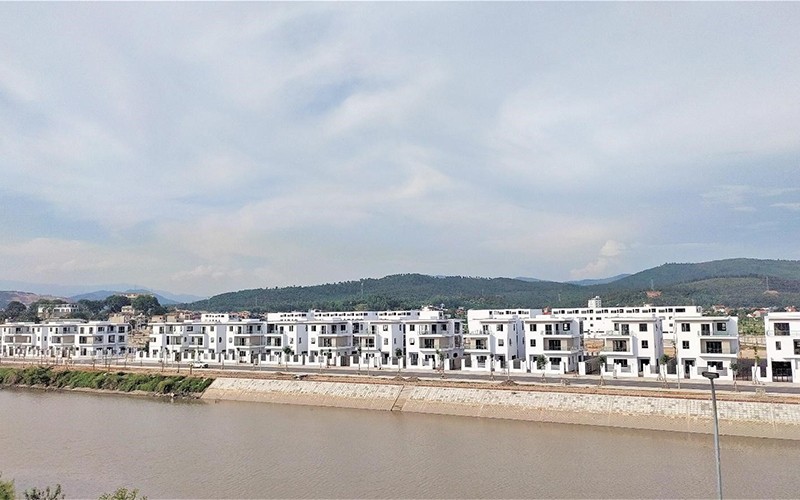 Những biệt thự bên bờ sông Uông tái hiện hình ảnh bờ Đông và bờ Tây sôi động của nước Mỹ do TNCons Vietnam xây dựng.