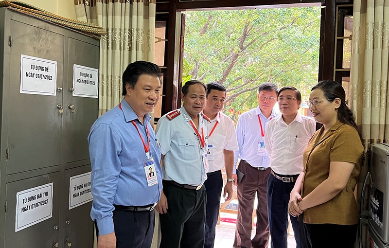 Thứ trưởng Giáo dục và Đào tạo Nguyễn Hữu Độ cùng đoàn công tác kiểm tra phòng quản lý đề thi tại Trường THPT Trần Phú (Vĩnh Yên, Vĩnh Phúc).