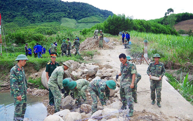 Cán bộ, chiến sĩ Lữ đoàn Pháo binh 368 (Quân khu 5) giúp huyện Kbang, tỉnh Gia Lai tham gia tu sửa đường giao thông nông thôn. (Ảnh Tuyên Huấn) 