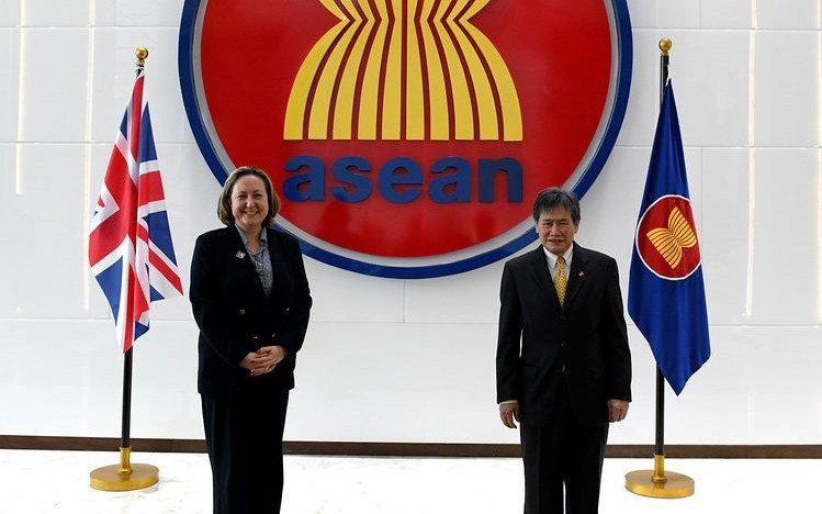 Bộ trưởng Thương mại quốc tế Anh (bên trái) gặp Tổng Thư ký ASEAN. (Ảnh ASEAN.ORG)