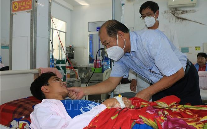 Phó Chủ tịch UBND tỉnh Đồng Tháp Ðoàn Tấn Bửu thăm bệnh nhân mắc sốt xuất huyết đang điều trị tại Trung tâm Y tế huyện Hồng Ngự. (Ảnh: TTXVN)