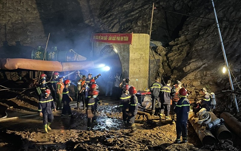 Lực lượng cứu hộ làm việc xuyên đêm tìm kiếm công nhân mắc kẹt trong hầm thủy điện tại bản Phi Lĩnh, xã Si Pa Phìn, huyện Nậm Pồ, tỉnh Điện Biên.