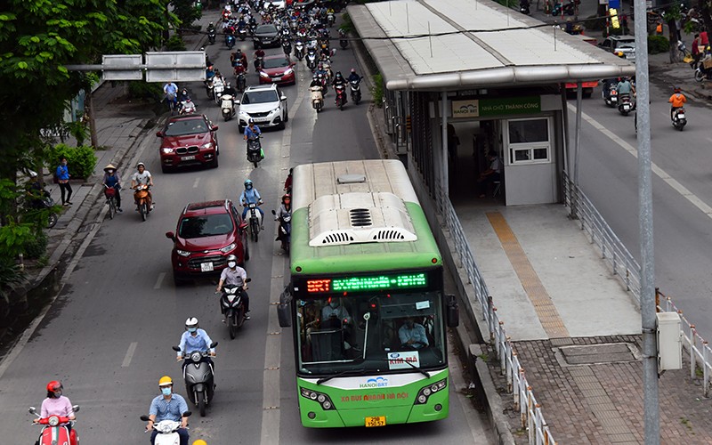 Xe buýt BRT hoạt động trên tuyến đường Giảng Võ-Láng Hạ, thành phố Hà Nội. (Ảnh MINH HÀ)