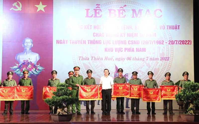 Đồng chí Nguyễn Quang Tuấn, Phó Chủ tịch Thường trực Hội đồng nhân dân tỉnh Thừa Thiên Huế trao giải Nhất toàn đoàn cho Công an tỉnh Đồng Nai.