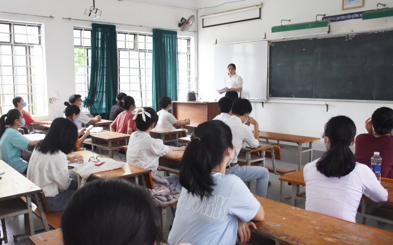 Các thí sinh tại Đà Nẵng nghe cán bộ coi thi phổ biến quy chế thi.