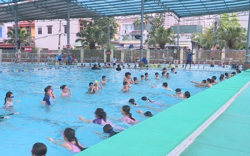 Các lớp phổ cập bơi tại quận Hà Đông giúp các em được rèn luyện sức khỏe, chống đuối nước.