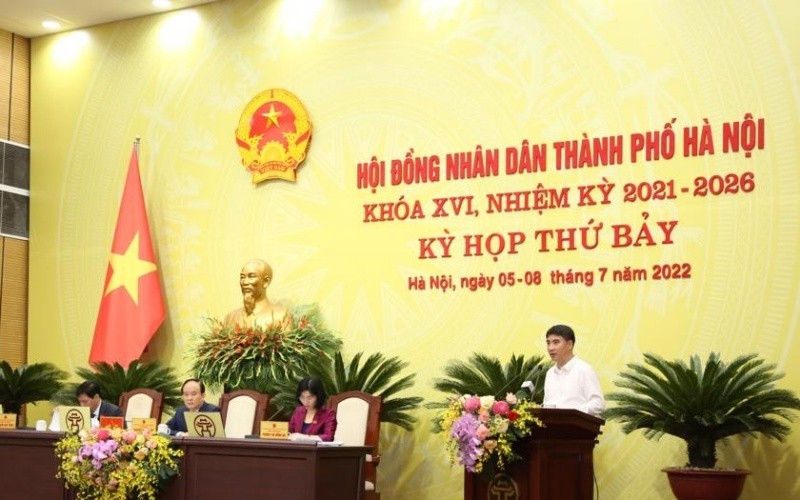 Giám đốc Sở Tài chính thành phố Hà Nội trình bày tờ trình tại Kỳ họp. (Ảnh: Duy Linh)