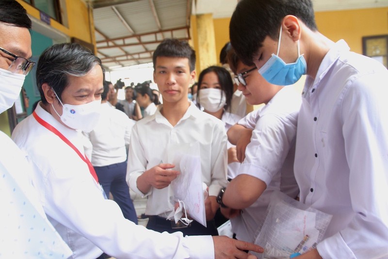 Bộ trưởng Giáo dục và Đào tạo Nguyễn Kim Sơn chúc thí sinh tự tin trước giờ vào thi.