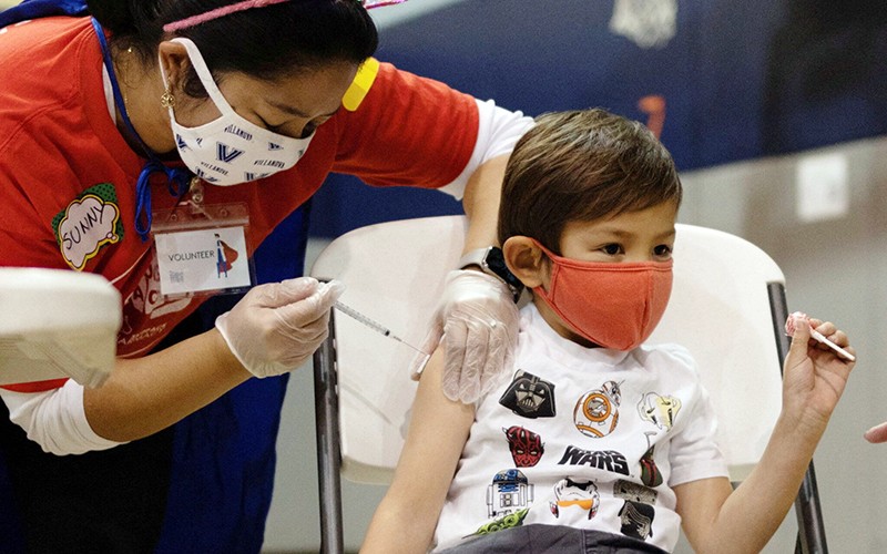 Thông tin sai lệch về vaccine đang cản trở nỗ lực bảo vệ trẻ em trước đại dịch Covid-19. (Ảnh REUTERS)