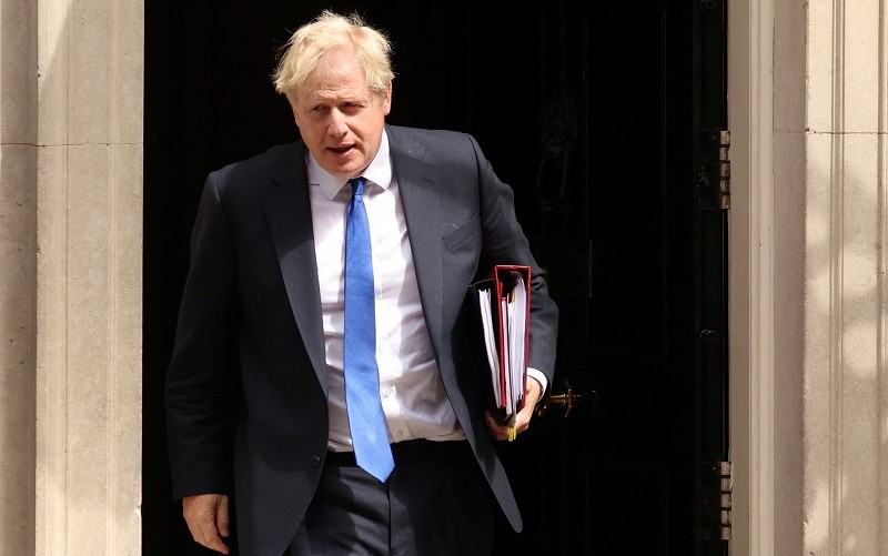 Thủ tướng Anh Boris Johnson bên ngoài văn phòng trên Phố Downing, London, Anh, ngày 6/7/2022. (Ảnh: REUTERS)