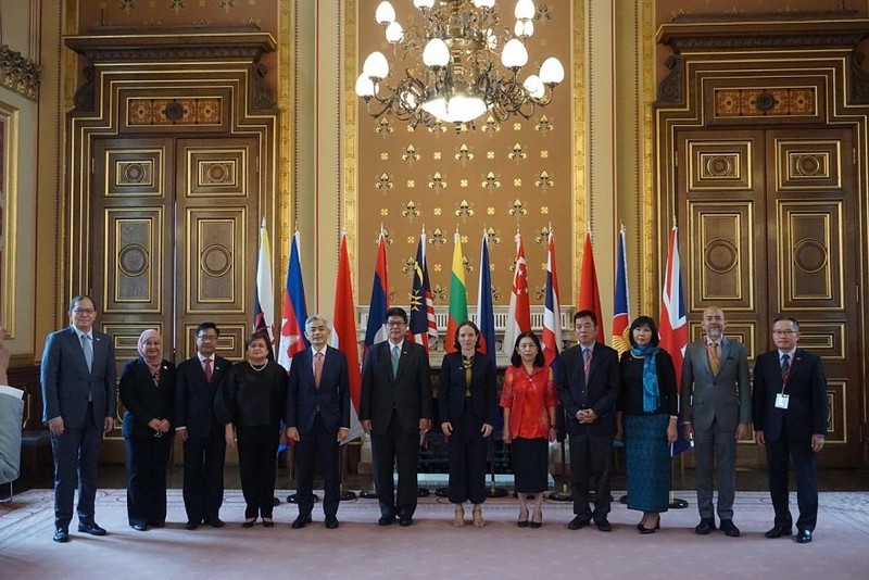 Các quan chức cấp cao ASEAN-Anh tại cuộc họp. (Ảnh: mofa.gov.vn)