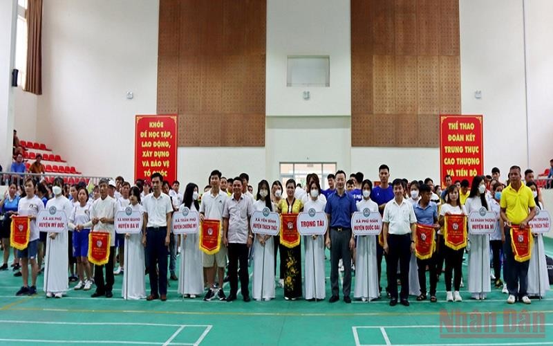 Ban Tổ chức trao cờ lưu niệm cho các vận động viên tham gia Hội thi.