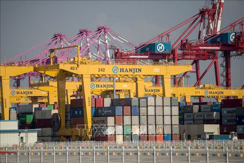 Container hàng hóa được xếp tại cảng Hanjin Incheon, Seoul, Hàn Quốc. (Ảnh tư liệu: AFP/TTXVN)