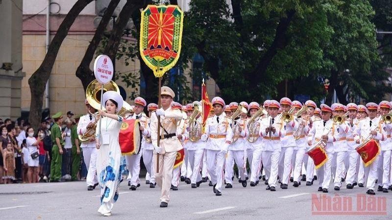Đoàn nhạc Cảnh sát Việt Nam diễu hành ở phố đi bộ. (Ảnh: THÀNH ĐẠT)