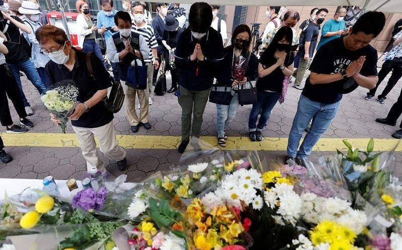 Người dân đặt hoa cầu nguyện tại nơi cựu Thủ tướng Nhật Bản Abe Shinzo bị bắn ở Nara, Nhật Bản, ngày 9/7/2022. (Ảnh: REUTERS)
