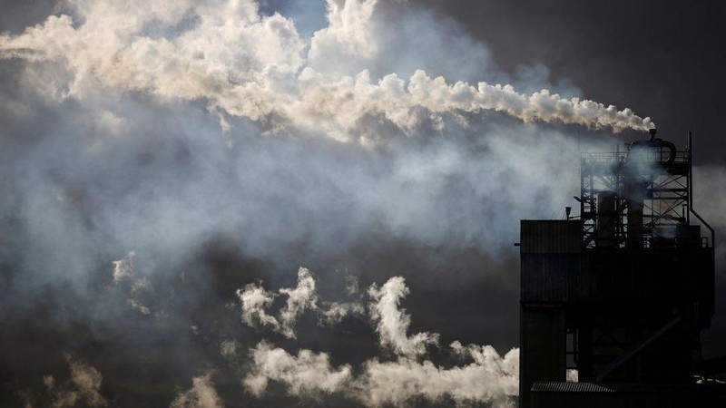Khí thải thoát ra từ các ống khói của nhà máy Yara France ở Montoir-de-Bretagne, gần Saint-Nazaire, Pháp, ngày 4/3/2022. (Ảnh: Reuters)