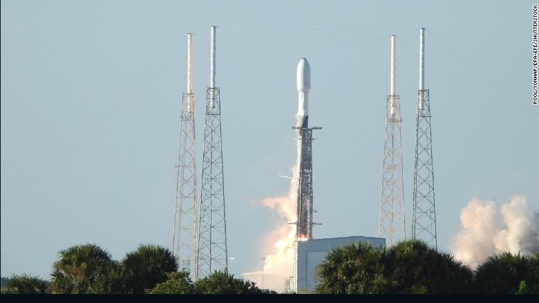 Tên lửa Falcon 9 mang theo tàu thăm dò Danuri của Hàn Quốc rời bệ phóng tại Trạm vũ trụ Cape Canaveral ở Florida, Mỹ ngày 5/8/2022. (Nguồn: CNN) 