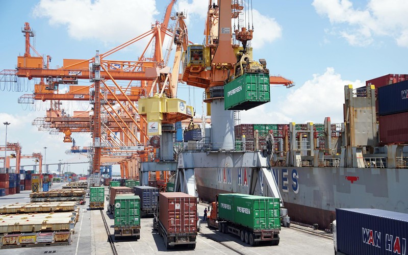 Bốc xếp hàng hóa xuất, nhập khẩu tại cảng Tân Vũ (Hải Phòng). (Ảnh: MINH HÀ) 