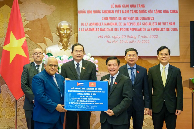 Phó Chủ tịch Thường trực Quốc hội Trần Thanh Mẫn và các đại biểu chứng kiến bàn giao quà Quốc hội Việt Nam tặng Quốc hội Cuba. (Ảnh: Duy Linh)