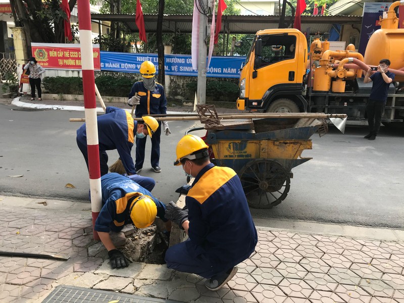 Công nhân Công ty Thoát nước Hà Nội duy trì hệ thống thoát nước. (Ảnh: Ngọc Anh)