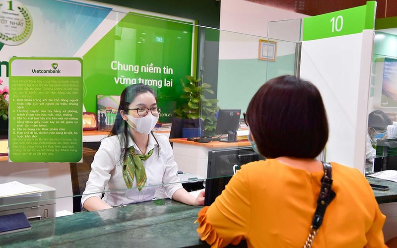 Khách hàng giao dịch tại một chi nhánh của Vietcombank.