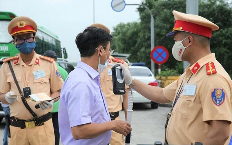 Cảnh sát giao thông kiểm tra, xử lý các trường hợp vi phạm quy định nồng độ cồn khi tham gia giao thông. 