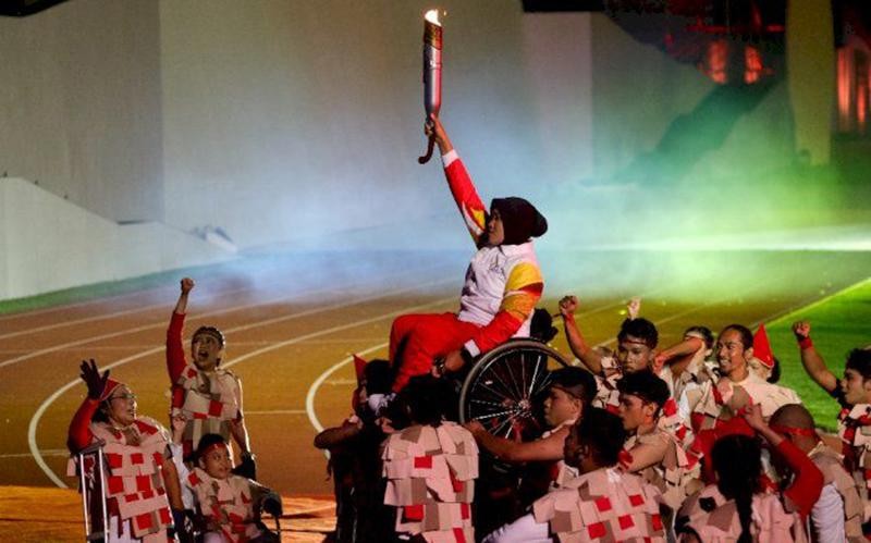 Các vận động viên khuyết tật tiêu biểu của Indonesia rước đuốc thắp sáng đài lửa Asean Para Games 11. (Ảnh indozone.id)