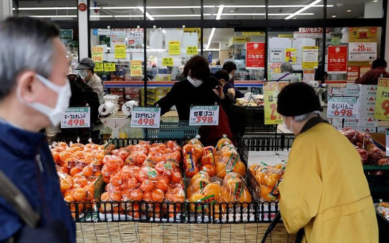 Người tiêu dùng gặp khó trong bối cảnh giá nhiều mặt hàng leo thang. (Ảnh REUTERS)