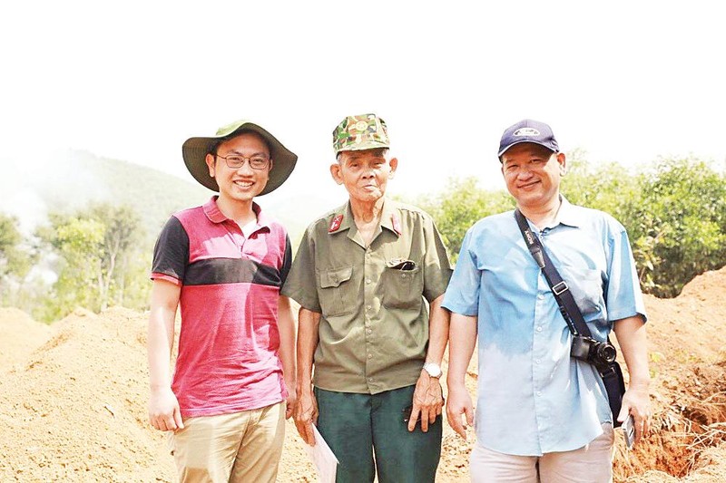 KTS Nguyễn Xuân Thắng (phải) và CCB Đặng Hà Thụy (giữa) thực địa tại đồi Xuân Sơn (Bình Định) nơi tìm thấy mộ tập thể 60 hài cốt liệt sĩ.