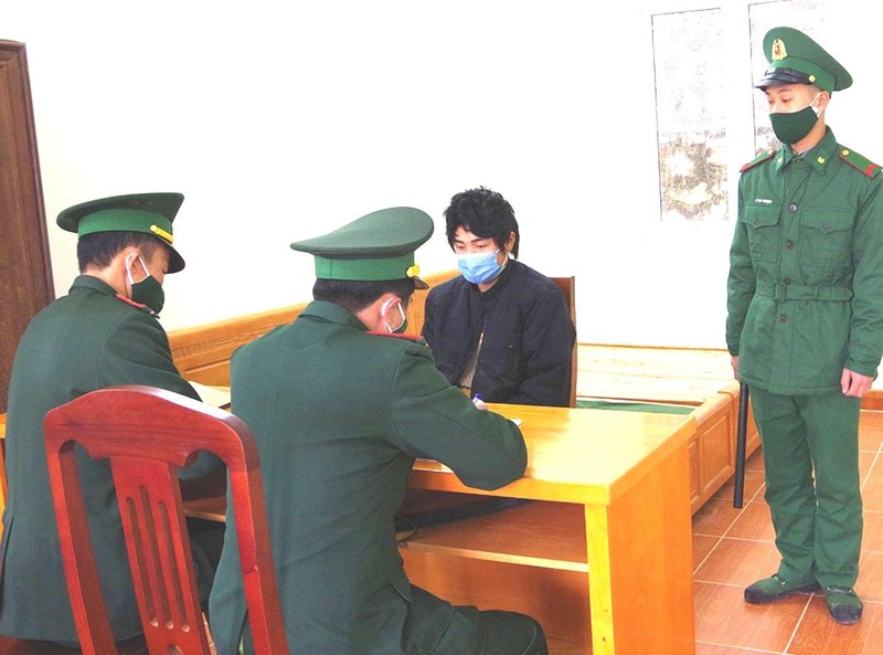 Cán bộ, chiến sĩ Đồn Biên phòng Bạch Đích, huyện Yên Minh (Hà Giang) lấy lời khai đối tượng Mua Mí Tủa và ra quyết định khởi tố vụ án hình sự “Mua bán người dưới 16 tuổi”. (Ảnh: XUÂN MINH)