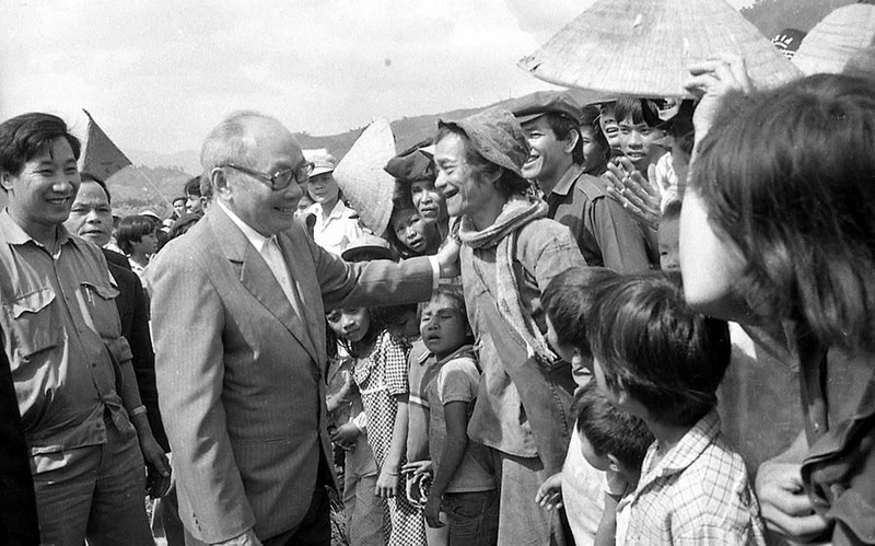 Chủ tịch Hội đồng Nhà nước Võ Chí Công với nhân dân huyện Phước Sơn trong chuyến thăm, làm việc tại tỉnh Quảng Nam-Đà Nẵng ngày 30/10/1989. (Ảnh: TTXVN)