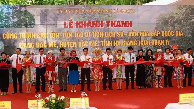 Nguyên Chủ tịch nước Trương Tấn Sang cùng lãnh đạo tỉnh Hà Giang cắt băng khánh thành công trình tôn tạo Căng Bắc Mê.