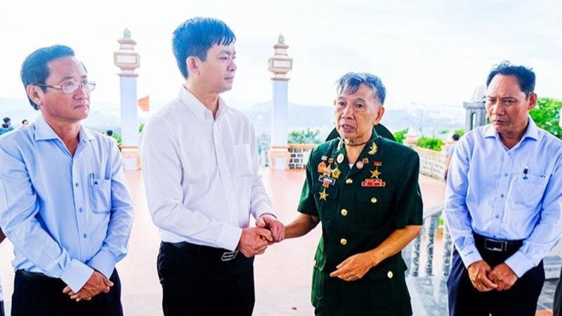 Bí thư Tỉnh ủy Quảng Trị Lê Quang Tùng trò chuyện với cựu chiến binh Nguyễn Văn Hợi, 76 tuổi, thuộc Tiểu đoàn K3-Tam Đảo khi ông Hợi trở lại thăm chiến trường xưa Quảng Trị. 