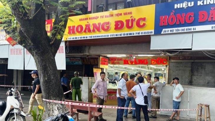 Tiệm vàng Hoàng Đức (khu vực phía trước chợ Đông Ba), nơi đối tượng Ngô Văn Quốc nổ súng vào khoảng 12 giờ 30 phút trưa 31/7.