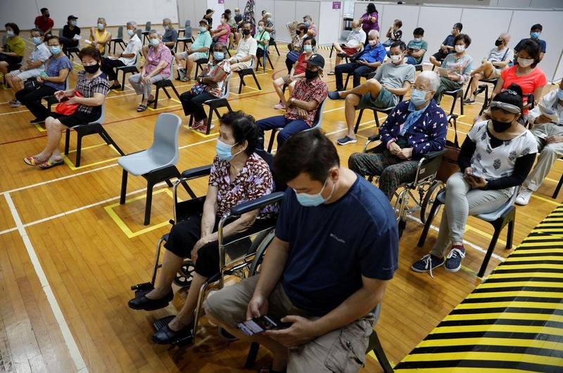 Người dân Singapore chờ theo dõi sau khi tiêm vaccine phòng Covid-19. (Ảnh tư liệu: REUTERS)