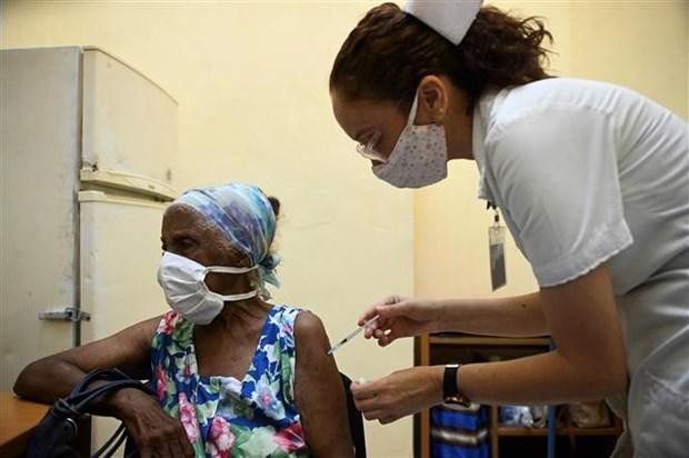 Tiêm vaccine phòng Covid-19 cho người dân tại La Habana, Cuba. (Ảnh: AFP/TTXVN)