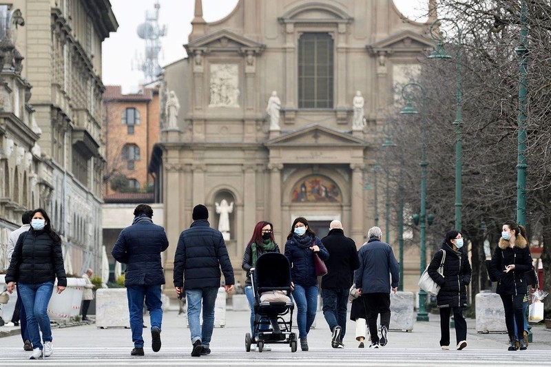 Người dân đeo khẩu trang di chuyển trên đường phố Italia giữa lúc đại dịch Covid-19 hoành hành năm 2021. (Ảnh tư liệu: REUTERS)