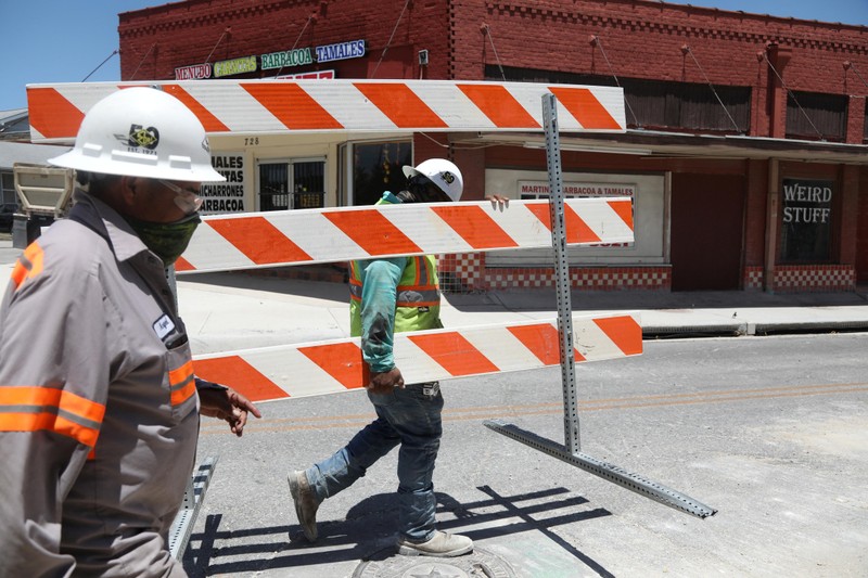 Công nhân làm việc dưới cái nóng khắc nghiệt ở San Antonio, Texas, Mỹ, ngày 19/7/2022. (Ảnh: Reuters)