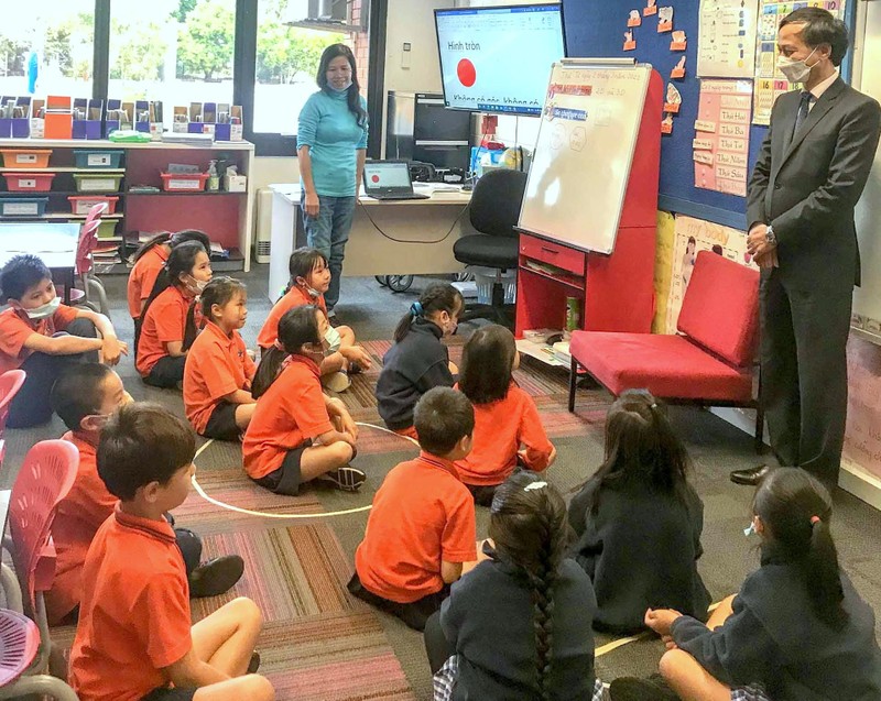 Đại sứ Việt Nam tại Australia Nguyễn Tất Thành trò chuyện với các em học sinh lớp tiếng Việt. (Ảnh: baoquocte.vn)