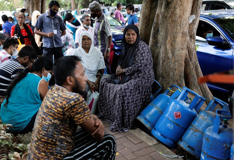 Người dân xếp hàng mua gas tại Colombo, Sri Lanka, ngày 23/5/2022. (Ảnh: Reuters)