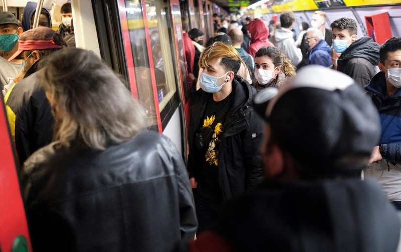 Hành khách đeo khẩu trang tại 1 ga tàu điện ngầm ở Barcelona, Tây Ban Nha. (Ảnh: Reuters)