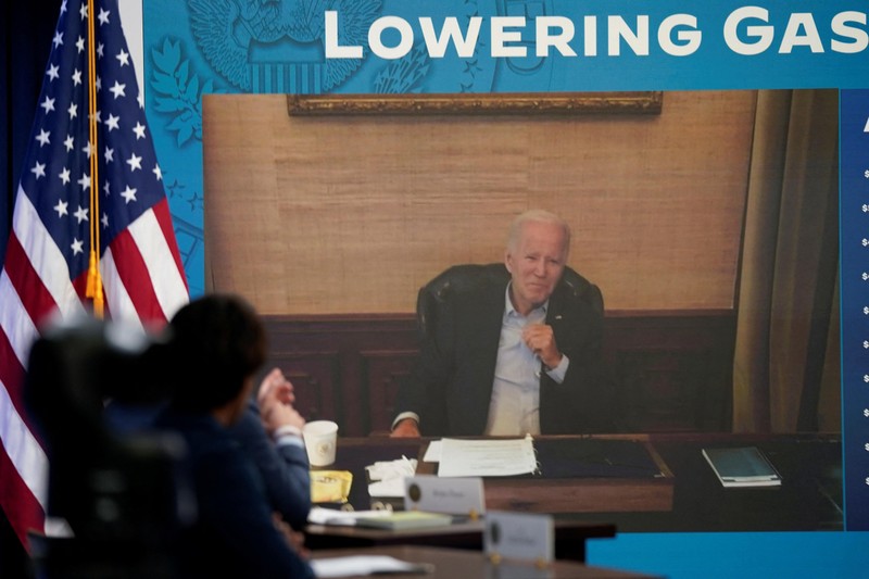 Tổng thống Mỹ Joe Biden họp trực tuyến với nhóm cố vấn kinh tế tại Nhà Trắng ở Washington DC., ngày 22/7/2022, sau khi ông có kết quả xét nghiệm dương tính với virus SARS-CoV-2. (Ảnh: Reuters)