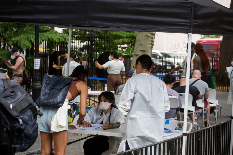 Người dân đăng ký tiêm vaccine ngừa bệnh đậu mùa khỉ tại New York, Mỹ, ngày 14/7/2022. (Ảnh: THX/TTXVN)