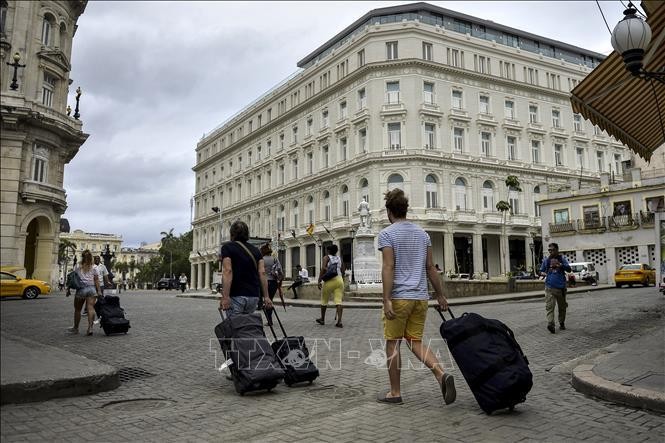 Khách du lịch tới thủ đô La Habana, Cuba. (Ảnh tư liệu: AFP/TTXVN)
